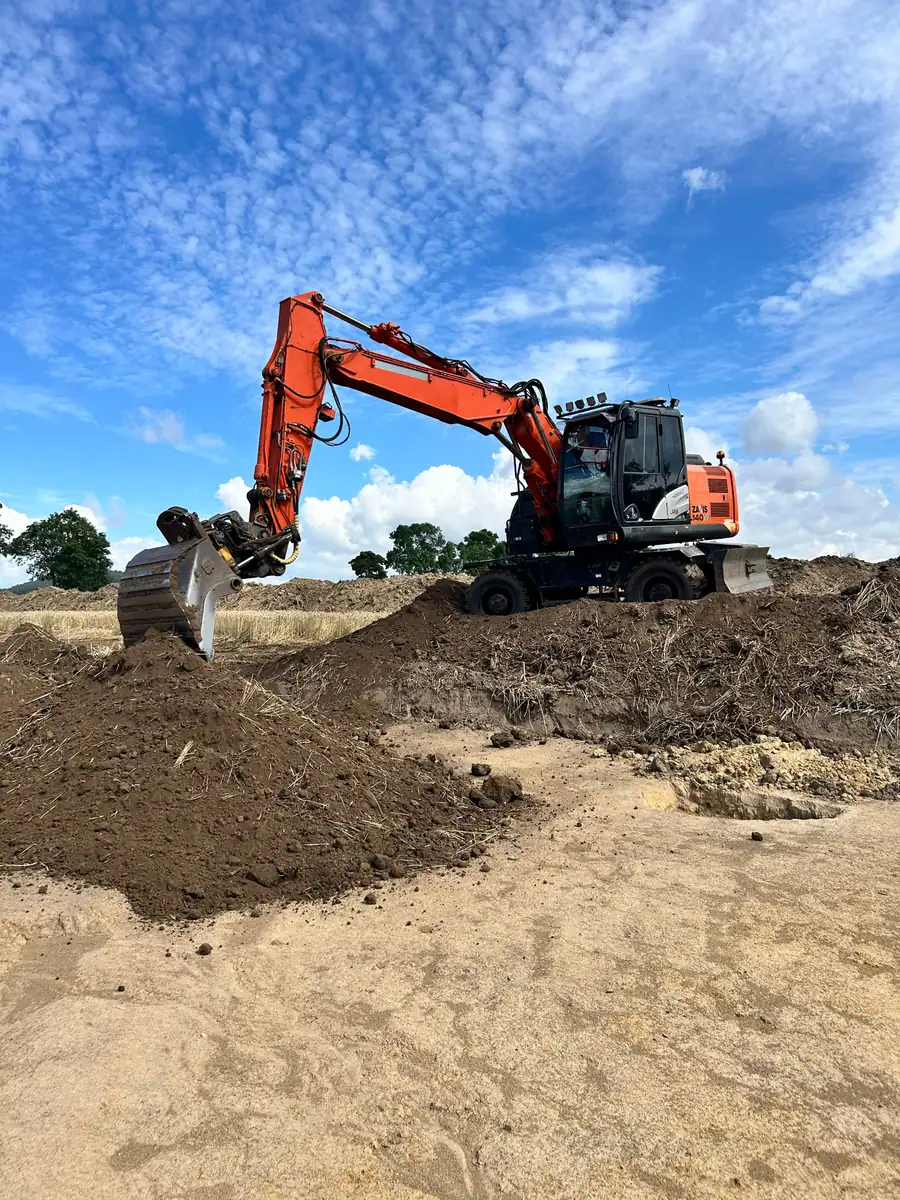 Koparka kołowa Hitachi Zaxis 140W z tiltrotatorem równa teren na odkrytej działce
