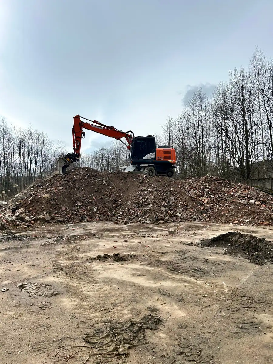 Koparka kołowa Hitachi Zaxis 140W na hałdzie ziemi i gruzu ceglanego